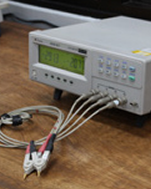 A ponte LCR é um equipamento de medição utilizado para analisar propriedades elétricas como resistência, capacitância e indutância.