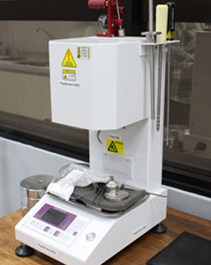 O plastômetro é utilizado para avaliar as propriedades de fluidez e o comportamento de materiais polimétricos quando submetidos a condições controladas de temperatura e pressão.