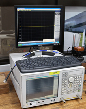 O VNA é um sistema de teste utilizado para caracterizar o desempenho elétrico de dispositivos e cabos por meio da análise de parâmetros de rede.