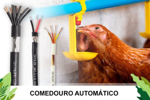 Frango bicando um comedouro amarelo que faz parte de um alimentador automático, com cabos elétricos e folhas decorativas verdes nos cantos inferiores. O texto “COMEDOURO AUTOMÁTICO” é destacado.