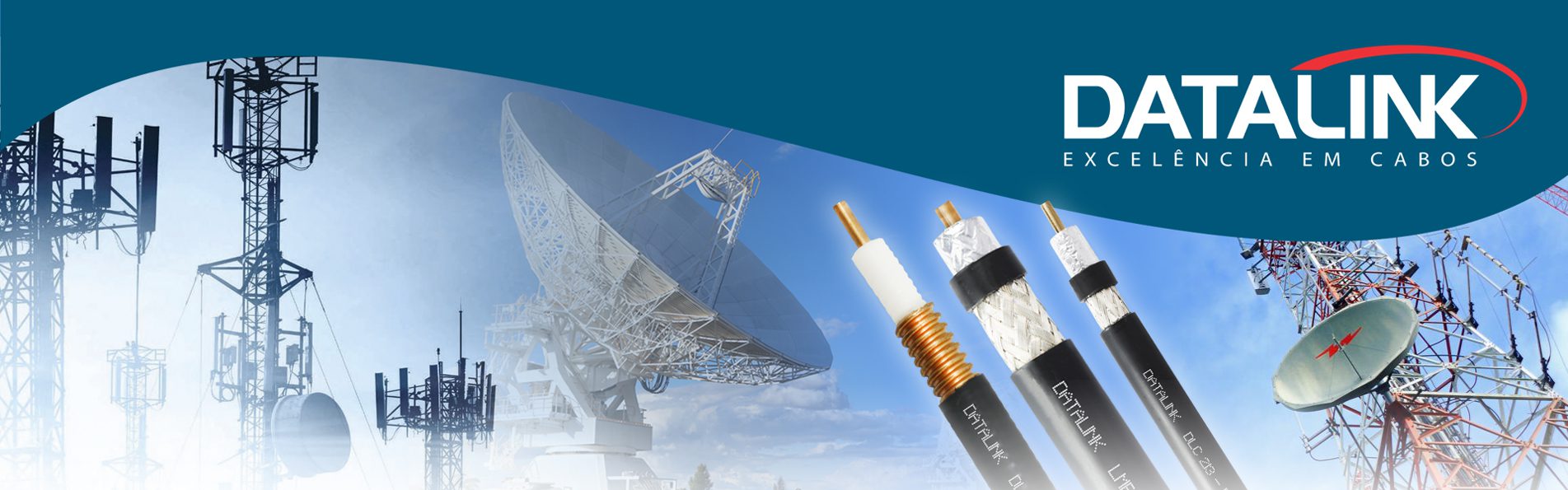 Banner com Torres de transmissão e antena parabólica contra um céu azul claro, destacando cabos DATALINK de alta qualidade para comunicação eficiente.