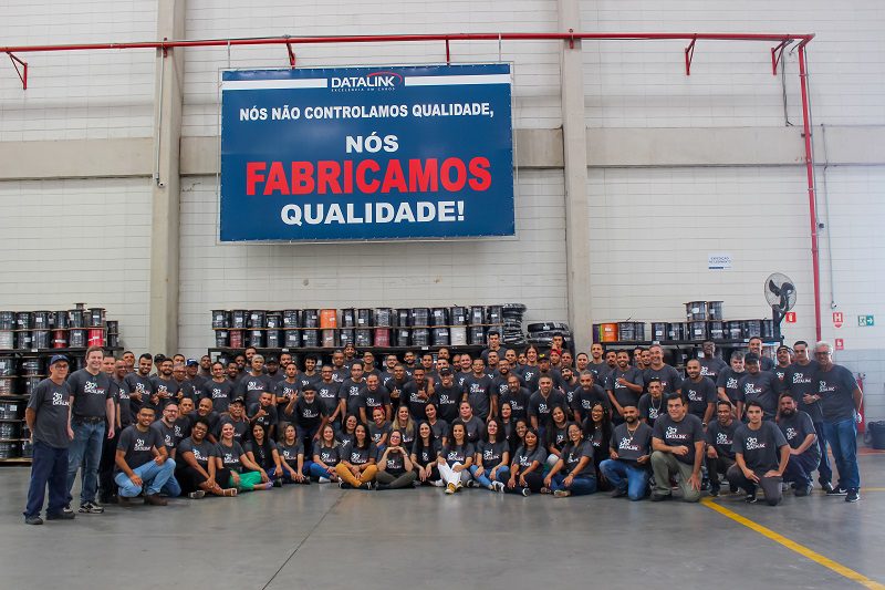 Equipe Datalink no complexo industrial de Embu das Artes (SP).