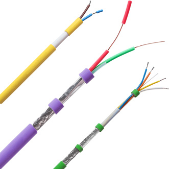 Três cabos de comunicação industrial, cada um com fios internos coloridos expostos. O cabo amarelo superior  é um AS-Interface, ao meio Um cabo roxo profibus DP e o cabo verde inferior se trata de um Profinet Flex type B