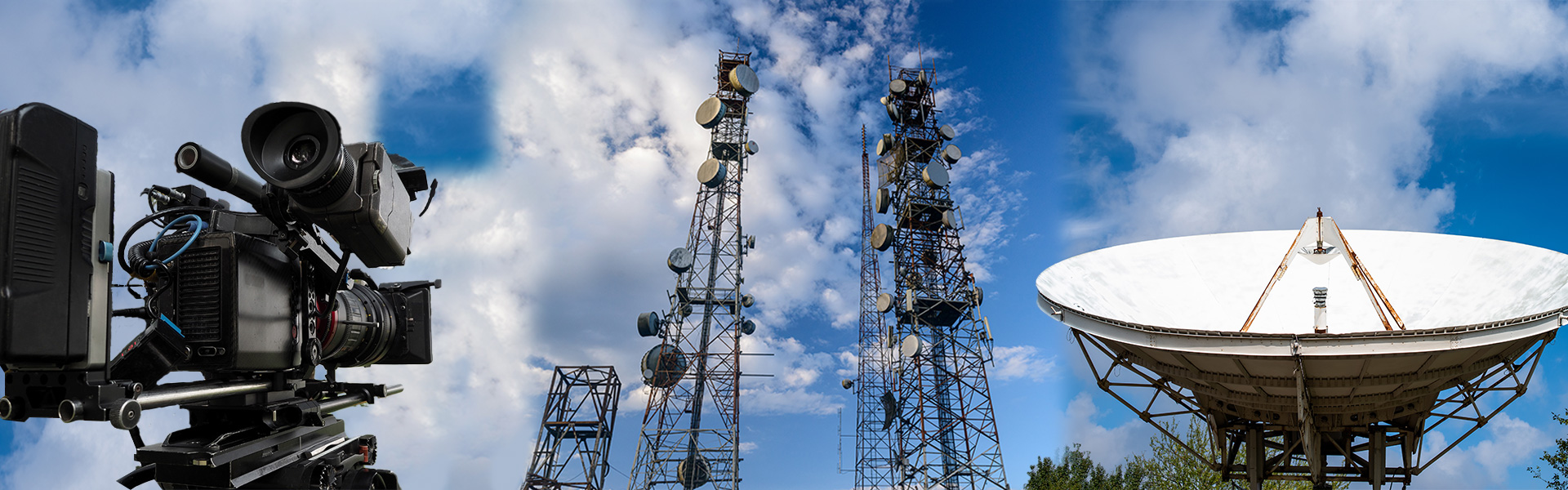 Composição panorâmica com câmera de filmagem profissional, torre de transmissão e antena parabólica, destacando tecnologia avançada de telecomunicação e transmissão sob um céu azul com nuvens.