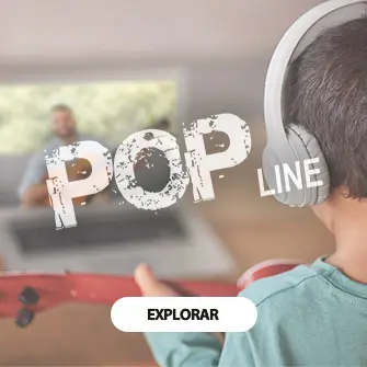 Jovem de costas usando fones de ouvido brancos e segurando uma guitarra vermelha, com as palavras ‘POP LINE’ e ‘EXPLORAR’ destacadas, ao colocar o mouse sobre, aparece Cabo de áudio DATALINK da linha POP, embalado, destacando-se com sua embalagem laranja vibrante e texto azul e branco.