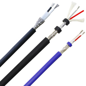 Variedade de cabos para microfone com características distintas, incluindo blindagem trançada e fios internos coloridos, sobre um fundo branco.