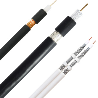 Três tipos de cabos coaxiais 75 Ohms com detalhes internos visíveis sobre fundo branco. Da esquerda para a direita: cabo coaxial preto com condutor de cobre e blindagem trançada em cobre; cabo coaxial condutor de cobre com blindagem trançada e cobertura externa preta; e cabo coaxial branco com condutores de cobre, e dupla blindagem trançada com fita aluminizada entre elas.