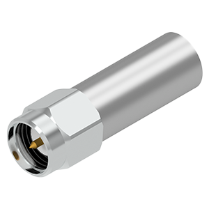 Conector coaxial C050 SMA Macho prateado cilíndrico com extremidade roscada e pino central, isolado contra um fundo branco.