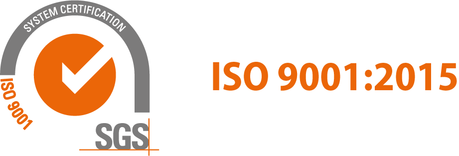  Selo de certificação ISO 9001:2015 com fundo branco. O selo apresenta um ícone de marca de seleção em laranja dentro de um círculo, com a inscrição 