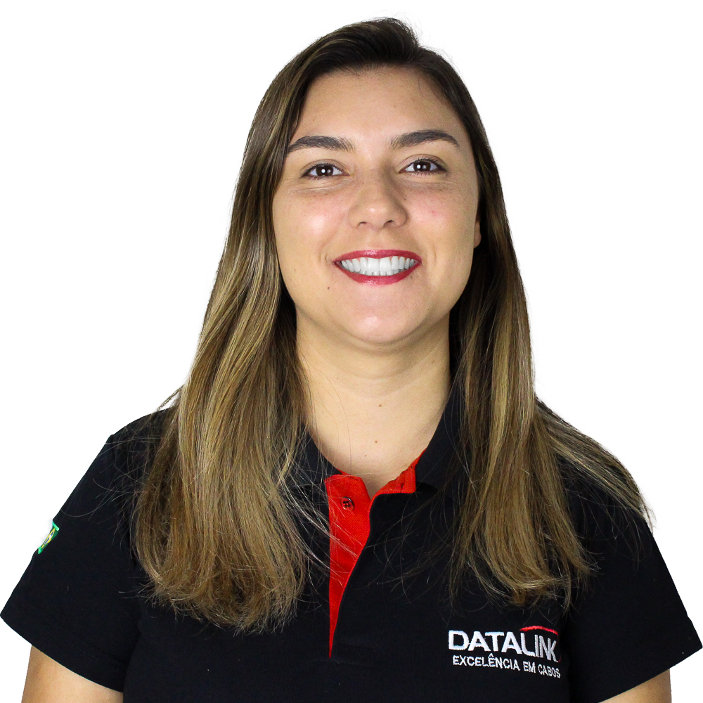 Esta imagem mostra nossa vendendora Jaíne Ferreira vestindo uma camisa polo preta e vermelha com o logotipo “Datalink, Tecnologia em cabos”, em um fundo branco.