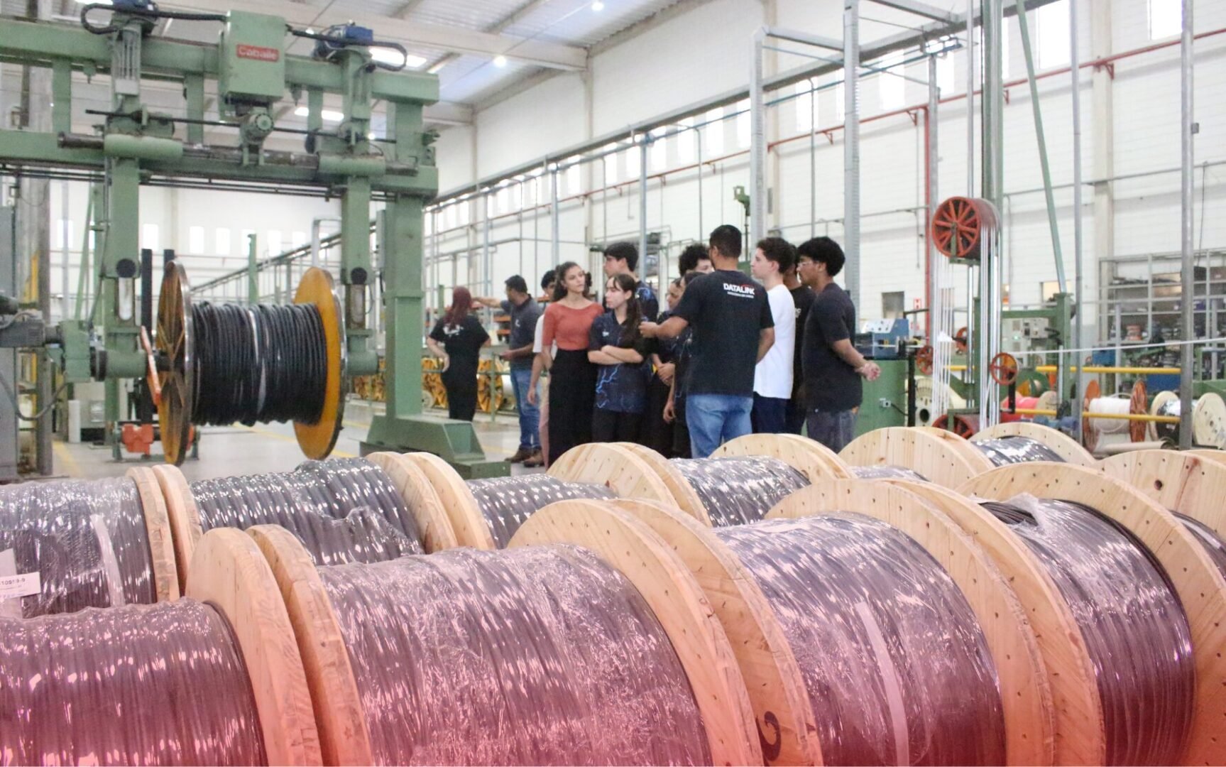 Alunos ETEC no chão de fábrica