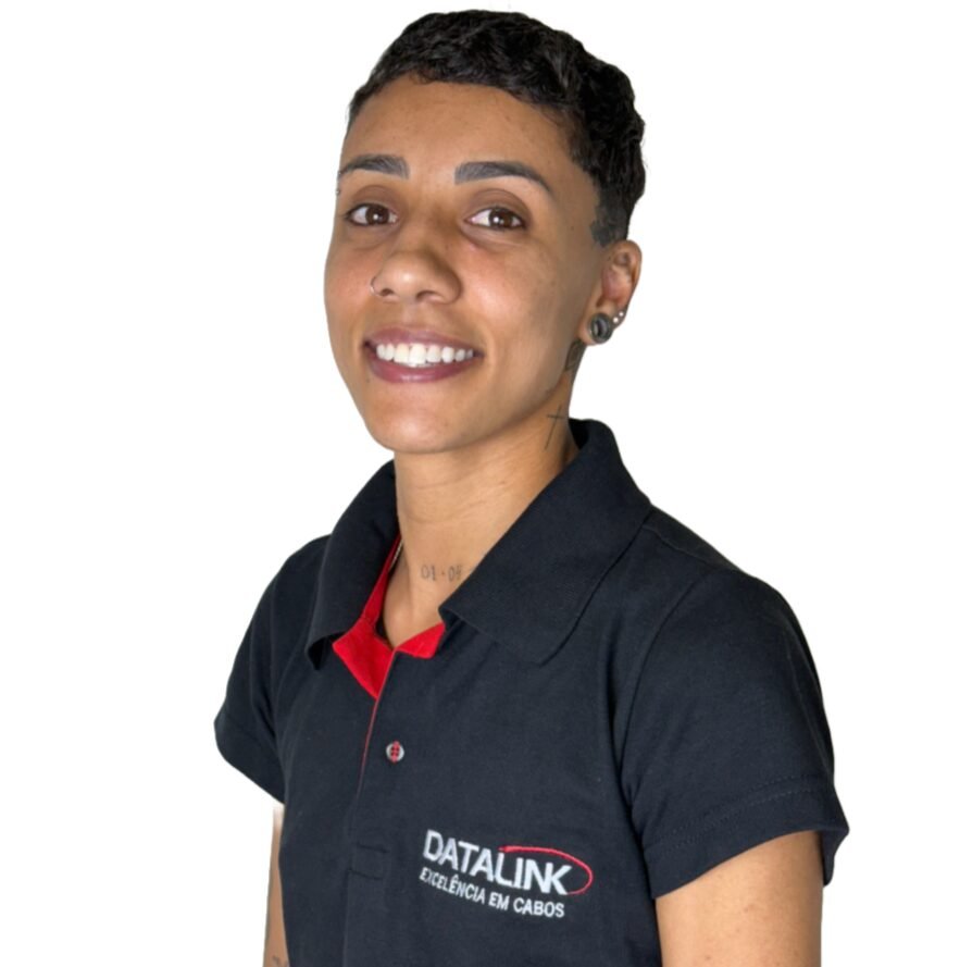 Camila1 Esta imagem mostra nossa vendendora Cindy dos Santos vestindo uma camisa polo preta e vermelha com o logotipo “Datalink, Tecnologia em cabos”, em um fundo branco.