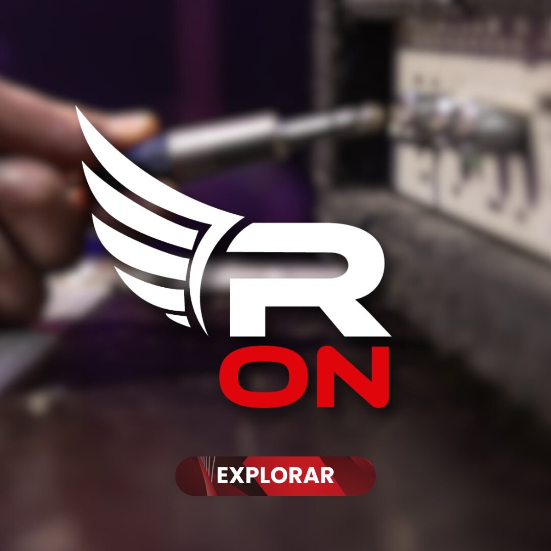 Linha Áudio PRO Logo R ON com asas brancas sobre fundo desfocado de equipamento de áudio e plug P10. Botão vermelho "EXPLORAR".