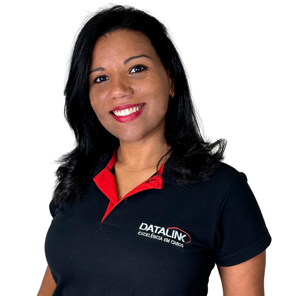 Fabiana Soares 2 Esta imagem mostra nossa vendendora Fabiana Brito vestindo uma camisa polo preta e vermelha com o logotipo “Datalink, Tecnologia em cabos”, em um fundo branco.