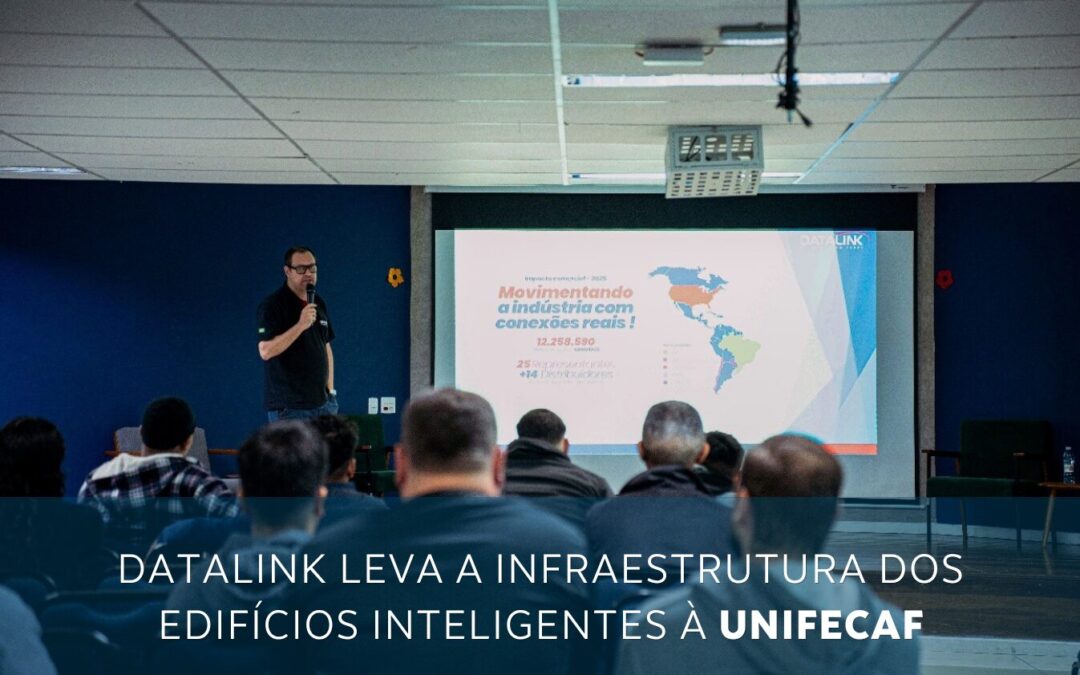 Palestrante em apresentação diante do público, com slide exibindo mapa-mundi sobre infraestrutura de edifícios inteligentes.