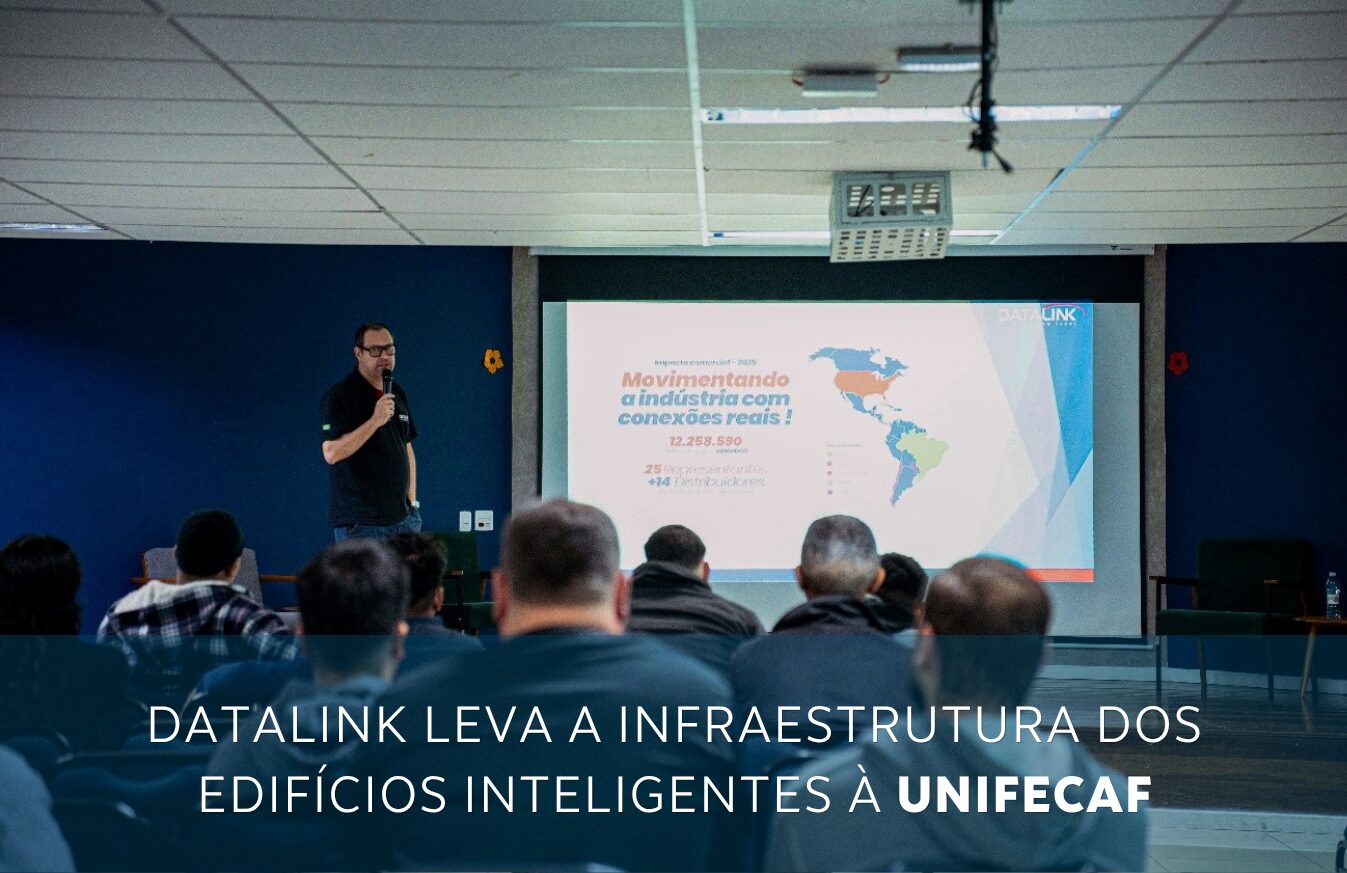 Palestrante em apresentação diante do público, com slide exibindo mapa-mundi sobre infraestrutura de edifícios inteligentes.